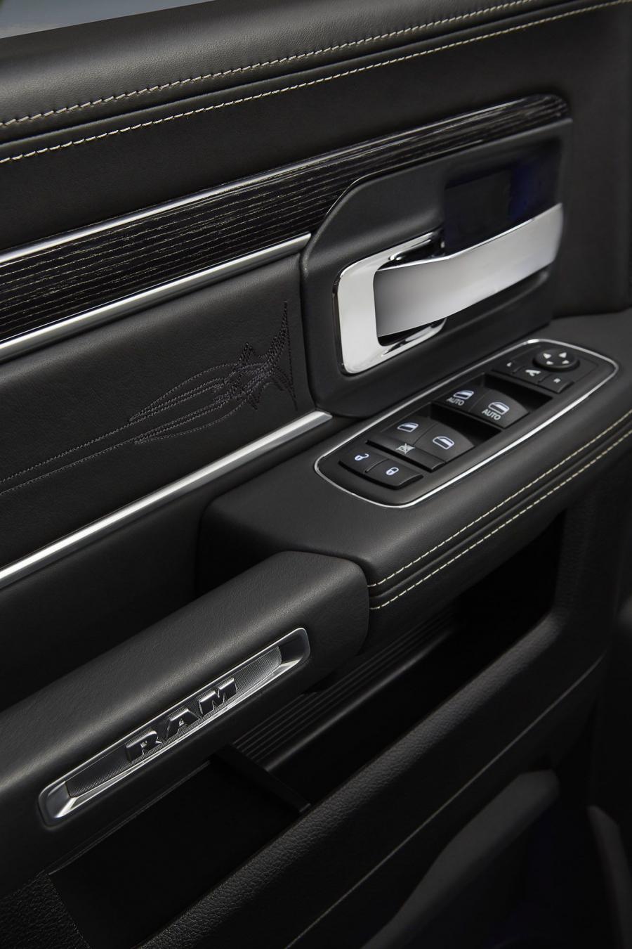 Детали интерьера Dodge Ram 1500 Laramie Limited Crew Cab 2015 года  (фото 31 из 46)